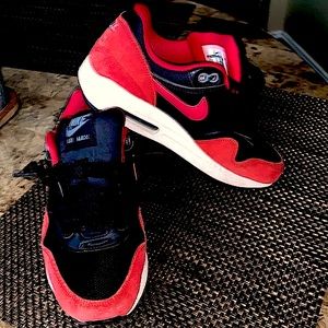 Nike Air Max 1 bred black gym red 555766-048